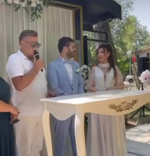 Şarkıcı Emrah'ın görüşmediği oğlu evlendi!